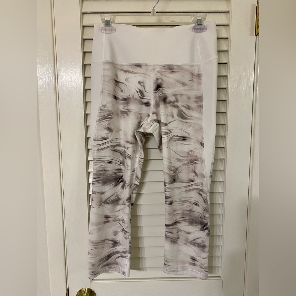 Gap Fit Leggings Cropped Length in Marble Swirl
